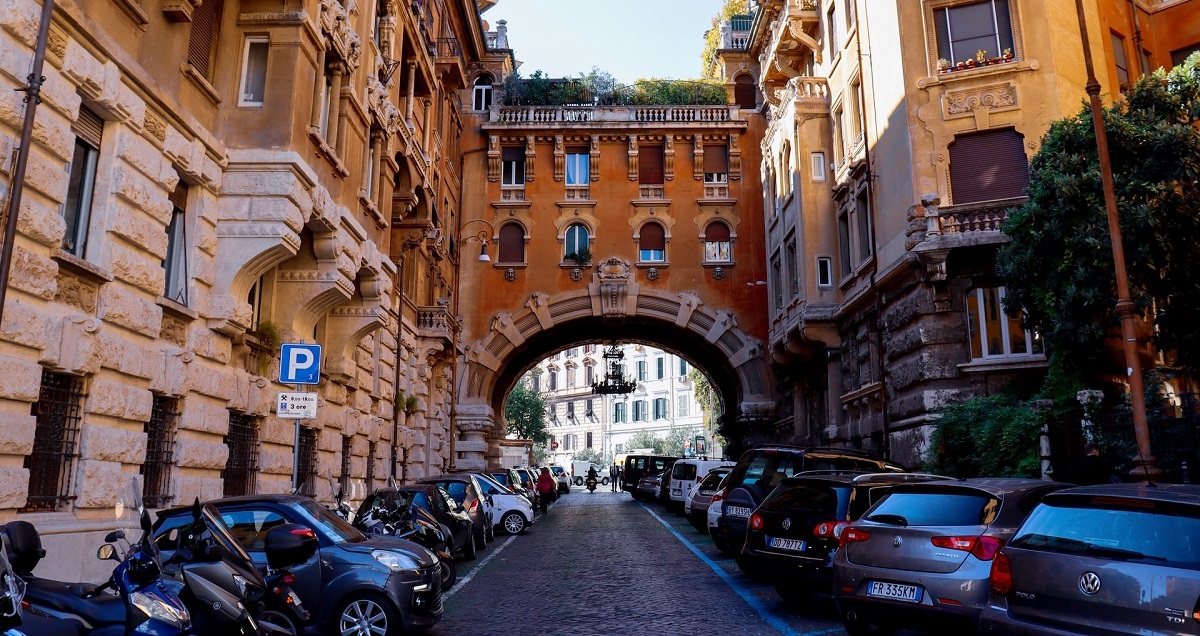 Più auto che patenti: Roma in preda al traffico, non c’è più spazio per parcheggiare